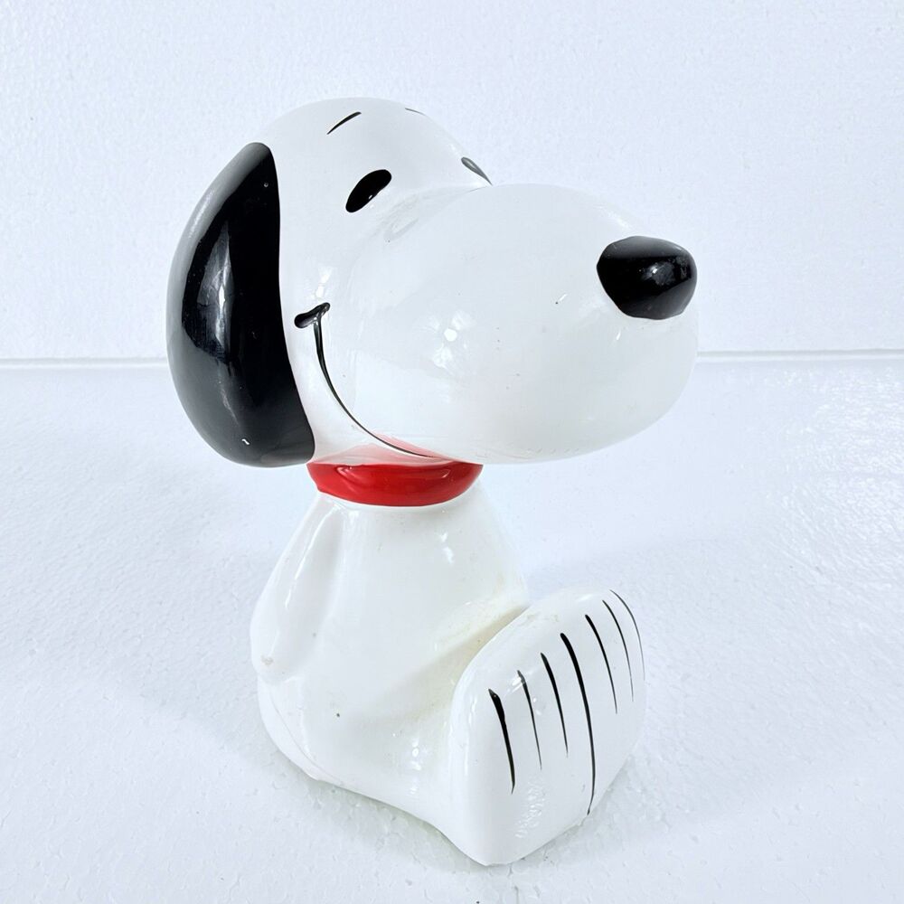 1966 United Feature Syndicate Peanuts Sitting ceramic SNOOPY paperweight